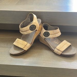 Aetrex Arielle Wedge Adjustable Strap Sandal in Latte size 41 EU